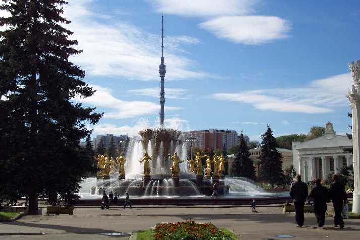 Springbrunnen mit Fernsehturm