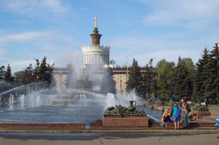 Springbrunnen mit Blick auf den Ukrainischen Pavillon